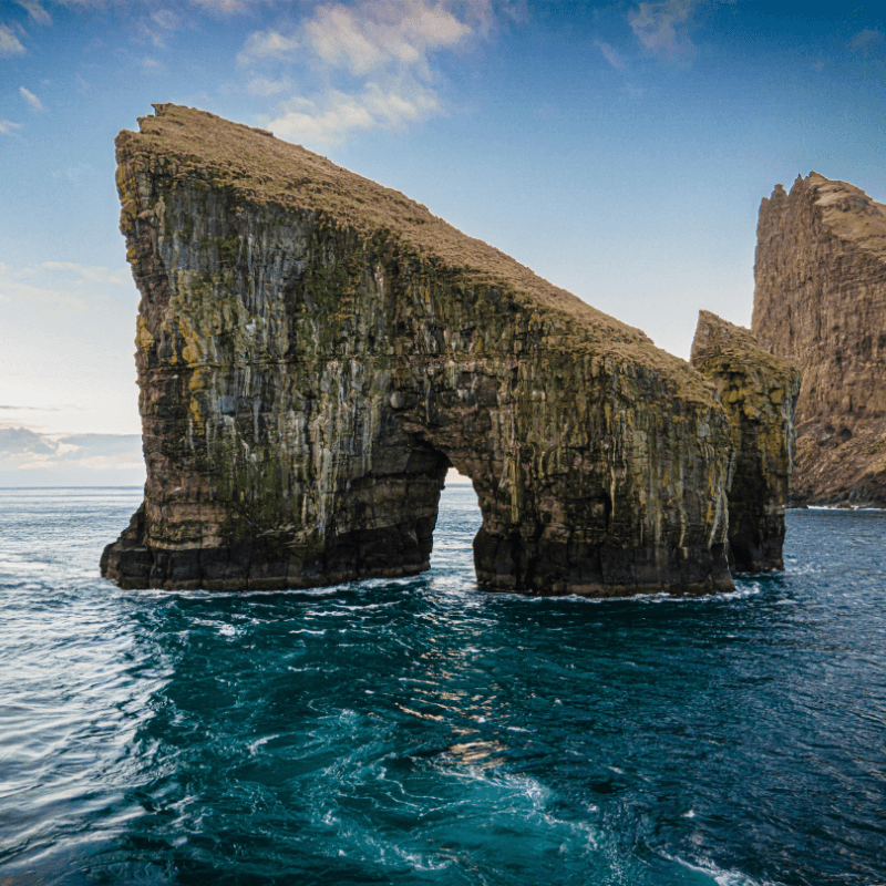 rotsformatie bij de kust van faeroer